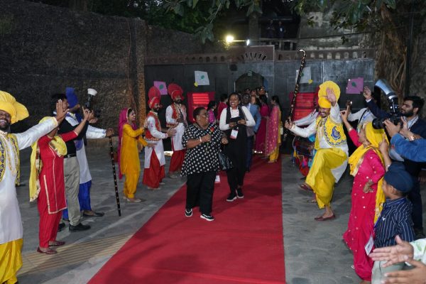 g20 Delegates Enjoying Dance at Rock Garden